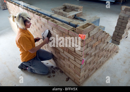 Lernen praktische Ziegelmauerwerk in einer City College Studentin Stockfoto