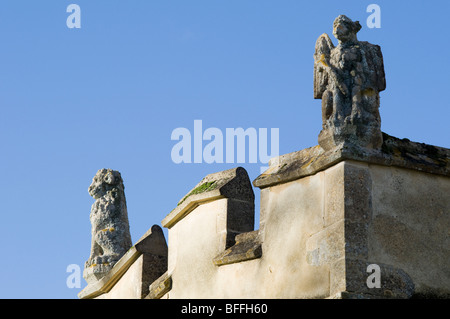 Stein-Wasserspeier auf Heiligen der Kirche in Chelsworth, Suffolk, England Stockfoto