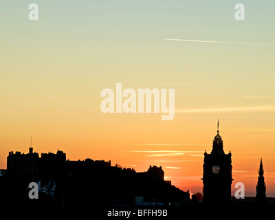 Edinburgh Castle, Balmoral Hotel und Scott Monument bilden Edinburgh Skyline in der Abenddämmerung - Schuss von Calton Hill Stockfoto