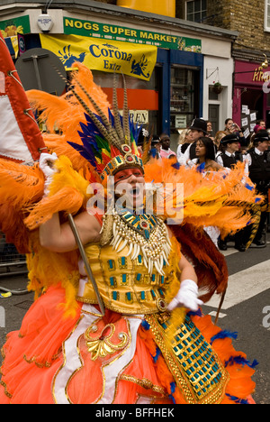 Bunte Tänzerin aus der Paraiso Schule von Samba-Schwimmer bei den Notting Hill Carnival in London, England Stockfoto