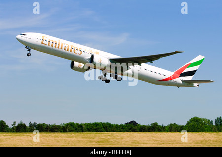 Boeing 777, durchgeführt von Emirates abheben vom Flughafen Birmingham entfernt. Stockfoto