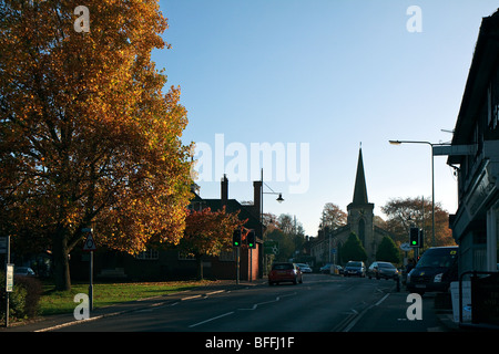 Blick entlang der A22 in Richtung Holy Trinity Church in Forest Row East Sussex Stockfoto