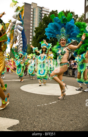 Tänzer aus der Paraiso Schule von Samba-Schwimmer bei den Notting Hill Carnival in London, England Stockfoto