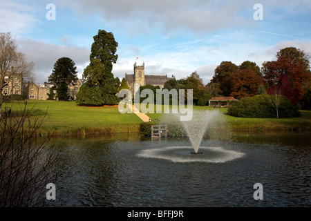 Bäume und See auf dem Gelände des Ashdown Park Hotel Stockfoto