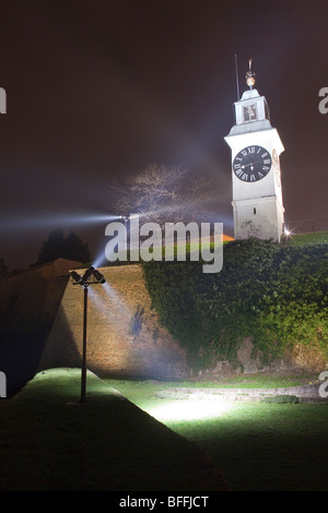 Petrovaradin Festung bei Nacht, Clock Tower. Stockfoto