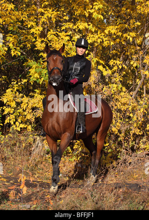 Mädchen reiten im Wald Stockfoto