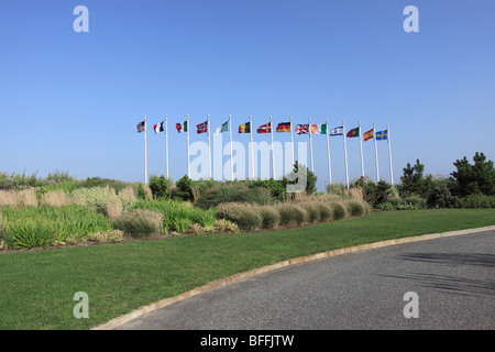 Flaggen der Länder, die Bürgerinnen und Bürger bei Absturz von TWA Flug 800 an der Memorial Website, Smith Point Beach, Long Island, NY verloren Stockfoto