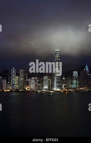 Hong Kong Abend Skyline von Tsim Sha Tsui. Stockfoto