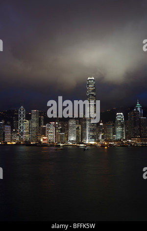 Hong Kong Abend Skyline von Tsim Sha Tsui. Stockfoto