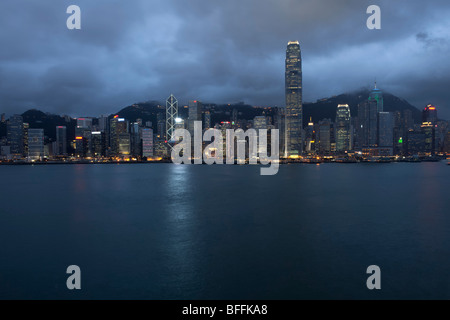 Hong Kong Abend Skyline von Tsim Sha Tsui. Stockfoto