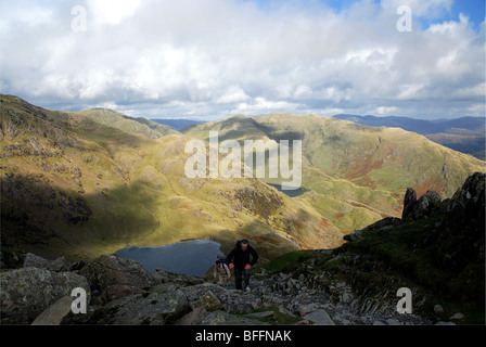 Wanderer auf der Old Man of Coniston fiel Stockfoto