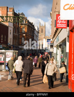 Blickte der Cornmarket in Richtung der Kathedrale im Stadtzentrum von Derby, Derbyshire England UK Stockfoto