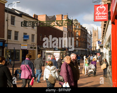 Blickte der Cornmarket in Richtung der Kathedrale im Stadtzentrum von Derby, Derbyshire England UK Stockfoto