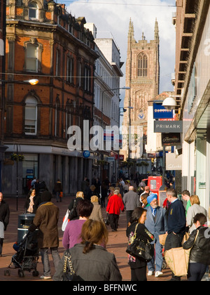 Blickte der Cornmarket in Richtung der Kathedrale im Stadtzentrum von Derby, Derbyshire England UK Stockfoto