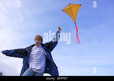 Teenager, die einen Drachen Stockfoto