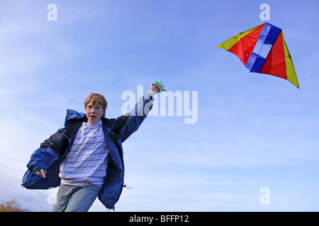 Teenager, die einen Drachen Stockfoto