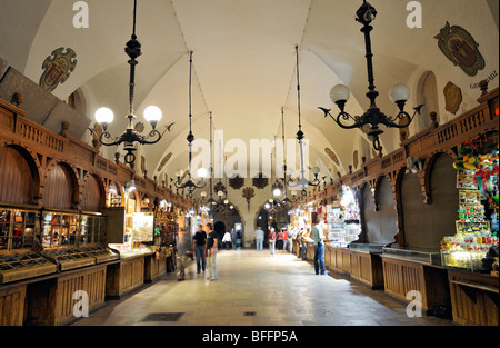 Shops im Renaissance Sukiennice (Tuchhallen, Tuchmacher Hall) in Krakow (Krakau), Polen Stockfoto