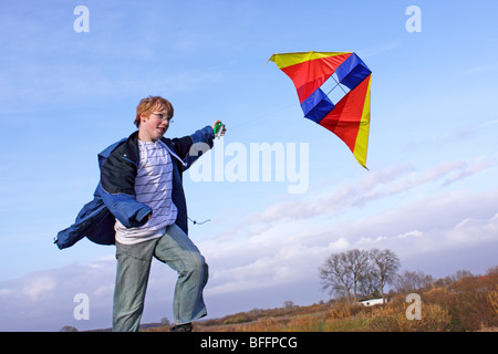 Teenager, die einen Drachen Stockfoto