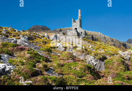 Mountain Mine, ein verlassenes kornisches Maschinenhaus aus dem 19. Jahrhundert, das früher für den Kupferbergbau in Allihies, Beara Peninsula, County Cork, Irland, genutzt wurde Stockfoto