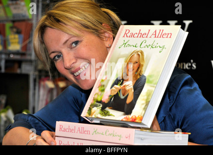 TV-Koch Rachel Allen mit ihrem Buch "Hausmannskost" Stockfoto