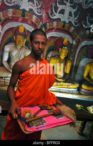 Dambulla Monk mit Angebot im Cave Tempel, Dambulla, Sri Lanka, buddhistische Tempel in Dambulla, Sri Lanka Stockfoto