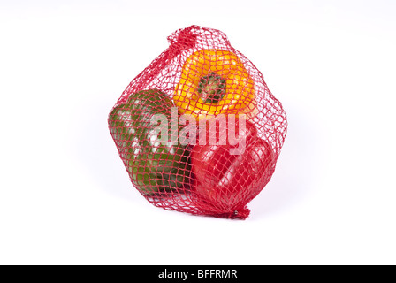 gelbe grüne und rote Paprika in der roten Schnur Tasche Stockfoto