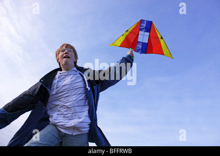 Teenager, die einen Drachen Stockfoto