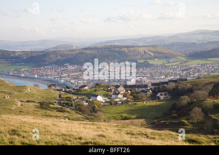 Llandudno Wales UK November auf dieses beliebte walisischen Stadt am Meer von der Great Orme mit North Wales Berge im Hintergrund Stockfoto