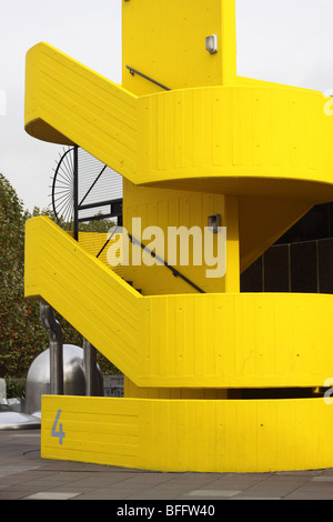 London The South Bank Centre leuchtend gelb lackiert im freien konkrete Außentreppe Stockfoto