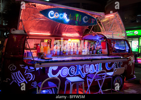 Hocker & Sitzmöbel; EIN Cocktailwagen und ein Nachtbarschild & Getränkekarren im umgebauten VW Volkswagen Combi Auto, Pattaya, Thailand Stockfoto