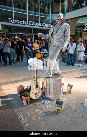 Elvis Presley Imitator außerhalb der Toronto Eaton Shopping Centre, Toronto, Ontario, Kanada, Nordamerika Stockfoto