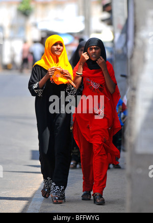 Sri Lanka, Frauen auf der Straße tragen Saris, Sri Lanka Stockfoto