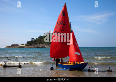 Red segelt auf Segelbooten; startet eine Mirror Dingy Yacht am Marazion, einem Sandstrand, Meereslandschaft am St. Michael's Mount, Penzance, Cornwall, England, Großbritannien Stockfoto