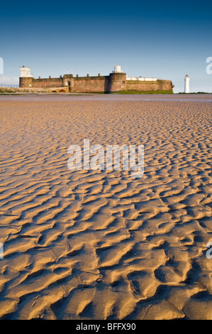 Wellen in den Sand und Fort Perch Rock, neues Brighton, Wirral, Merseyside, UK Stockfoto