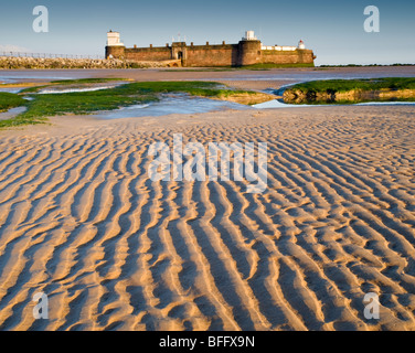 Wellen in den Sand und Fort Perch Rock, neues Brighton, Wirral, Merseyside, UK Stockfoto