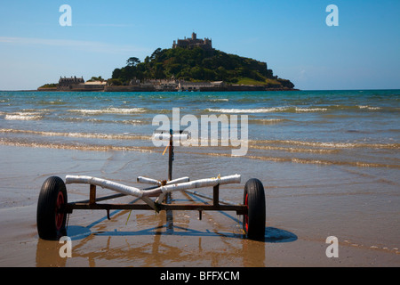 Segelschiff leert Anhänger an der Küste am St. Michaels Mount, Marazion, in der Nähe von Penzance in Cornwall. Stockfoto