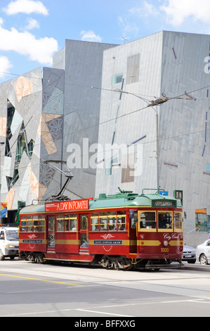 Traditionelle und moderne Symbole von Melbourne: alte rote City Circle Erbe Straßenbahn mit Federation Square hinter Stockfoto