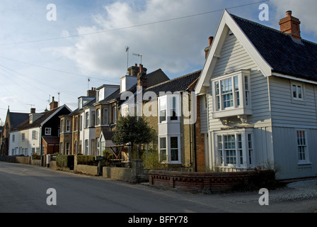 Gehäuse entlang der Hauptstraße in das Dorf Walberswick, Suffolk, UK. Stockfoto