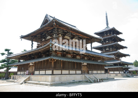 Kondo (Haupthalle) und 5-stöckige Pagode des Horyu-Ji, eines der ältesten und berühmtesten Tempel in Japan. Stockfoto