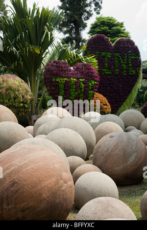 Kreisförmige Sandstein artwork Kugel; runden Stein Kugeln an den Skulpturengarten, NongNooch Suan Nong Nooch Tropical Botanical Garden Resort, Pattaya, Thailand Stockfoto