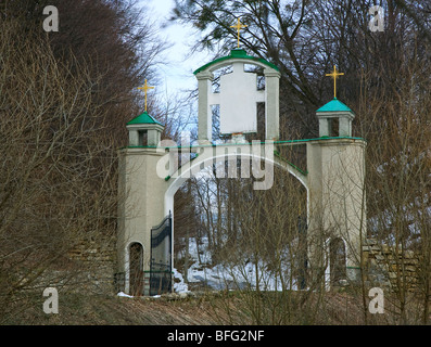 Frühling-Blick auf des Bogens mit Tor zur Verkündigung Kloster Orden des Hl. Basilius des großen, Ukraine, Lvivska Region) Stockfoto