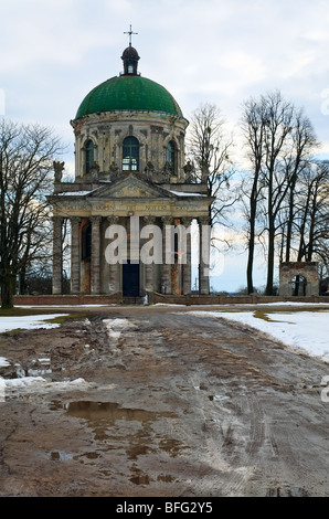 Frühlingsabend Blick auf die Altstadt Pidhirzi römisch-katholische Kirche Stockfoto
