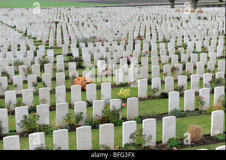 Gräber der ersten Weltkrieg Soldaten am Tyne Cot Friedhof Passchendale Ypern, Belgien Stockfoto