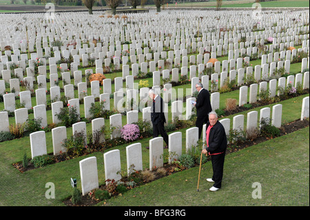 Besucher betrachten die Gräber der ersten Weltkrieg Soldaten am Tyne Cot Friedhof Passchendale Ypern, Belgien Stockfoto