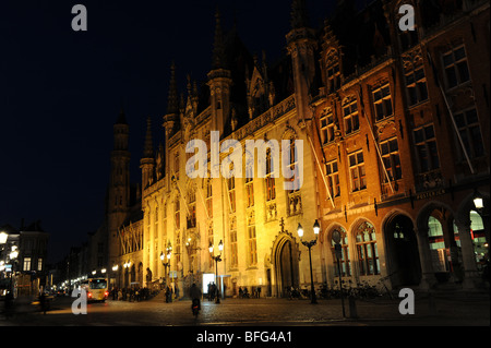 Grote Markt in der Nacht mit Gouverneur Haus Landgericht und Postamt in Brügge in Belgien Europa Stockfoto