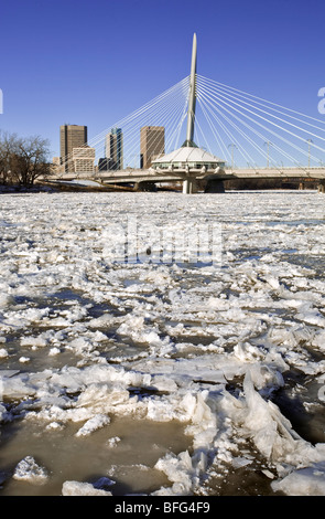 Eis auf dem Red River, Esplanade Riel Brücke und Winnipeg Skyline im Hintergrund bilden.  Winnipeg, Manitoba, Kanada. Stockfoto