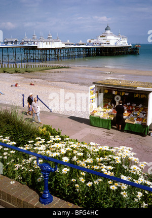 Großbritannien, England, Sussex, Eastbourne Pier, Besucher zu Fuß auf der promenade Stockfoto