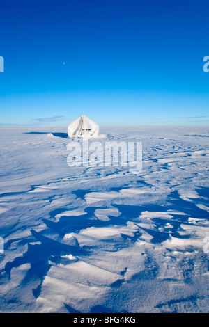 Eis Angeln Zelt am Lake Winnipeg in der Nähe von Stadt Gimli Manitoba Kanada.  Lake Winnipeg ist 11. größte Süßwassersee der Welt. Stockfoto