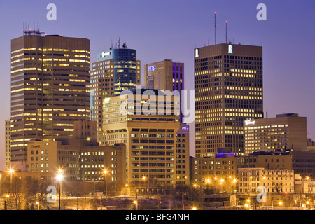 Skyline von Downtown Winnipeg, Manitoba, Kanada in der Nacht, Blick in Richtung Portage und Main Street. Stockfoto