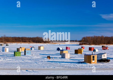 Eis Angeln Hütten auf dem Red River nördlich von Winnipeg, nahe der Stadt von Selkirk, Manitoba, Kanada Stockfoto